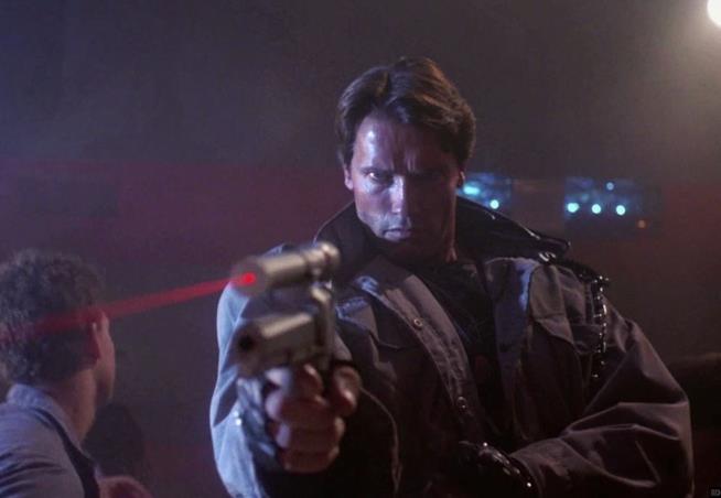 Arnold Schwarzenegger tornerà nella nuova trilogia di Terminator Arnold Schwarzenegger in una scena del primo Terminator