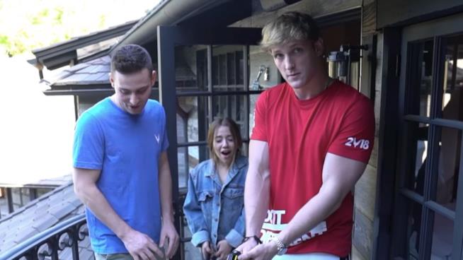 Logan Paul con i suoi amici nel video postato su YouTube dove colpisce due cadaveri di ratto con un taser Logan Paul con i suoi amici nel vlog del suo canale dove colpisce due cadaveri di ratto con un taser