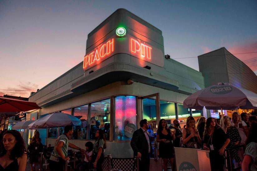 Il Peach Pit di Beverly Hills 90210 apre a Los Angeles La vista da fuori del Peach Pit di Los Angeles