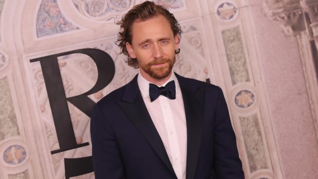 Tom Hiddleston scatena i fan con un misterioso teaser trailer Tom Hiddleston a un evento ufficiale