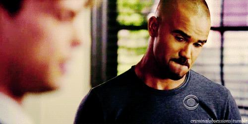 Shemar sprizza sensualità da tutti i pori semplicemente usando le labbra.