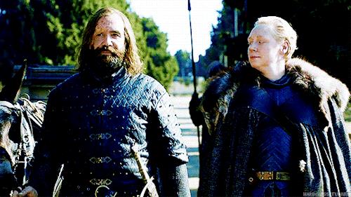Brienne e il Mastino Il Mastino sorride insieme a Brienne