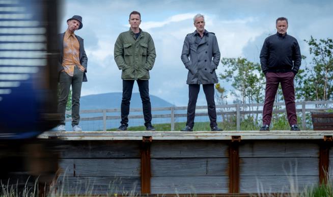 Trainspotting diventerà una serie? I protagonisti di Trainspotting sopra un muretto