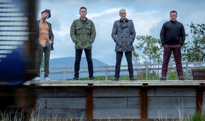 Trainspotting diventerà una serie? I protagonisti di Trainspotting sopra un muretto