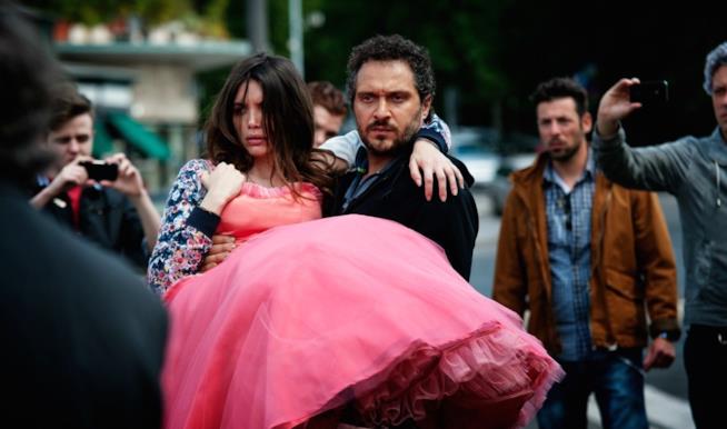 Lo chiamavano Jeeg Robot, il supereroe italiano Claudio Santamaria e Ilenia Pastorelli in una scena del film