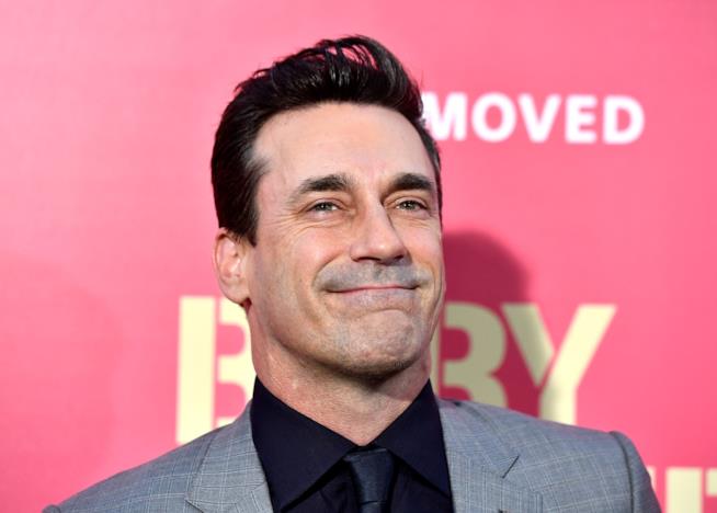 Jon Hamm è l'Arcangelo Gabriele nella foto di Good Omens L'attore Jon Hamm