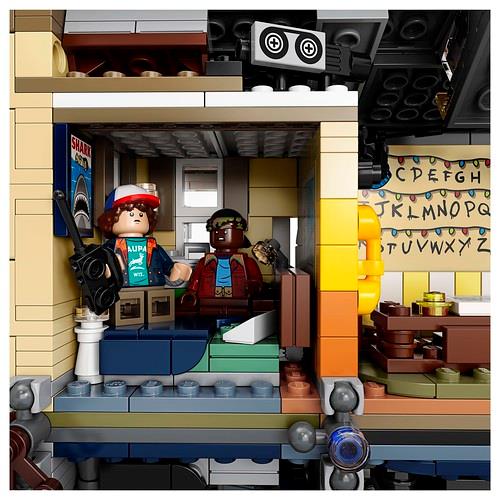 Il set LEGO di Stranger Things La stanza da letto di Will riprodotta dai mattoncini LEGO, con le minifigure di Dustin e Lucas e il dettaglio sul poster LEGO de Lo Squalo, il film di Steven Spielberg