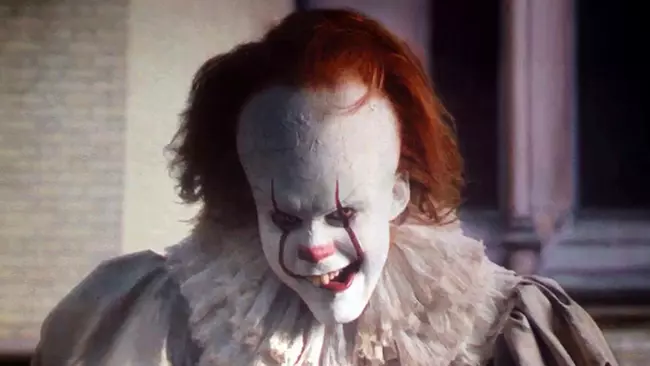 Bill Skarsgård ha rivelato che da IT è stata tagliata una scena disturbante Pennywise di Bill Skarsgård in una scena del nuovo IT