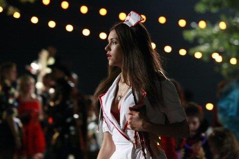 Nina Dobrev in una scena di The Vampire Diaries Elena vestita da infermiera ad Halloween in The Vampire Diaries