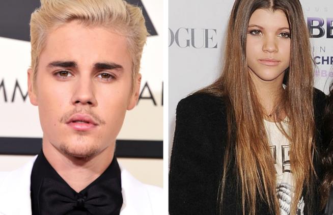 Justin Bieber e Sofia Richie hanno lo stesso tatuaggio Primo piano di Justin Bieber e Sofia Richie