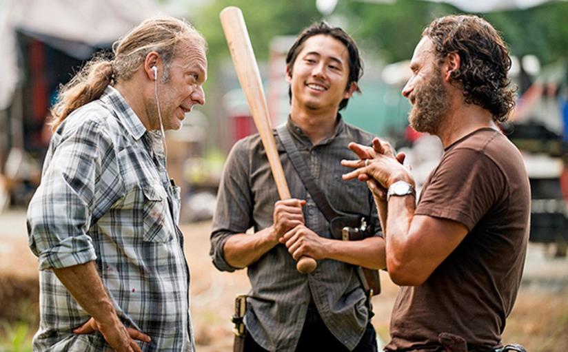 Greg Nicotero, Steven Yeun e Andrew Lincoln sul set di The Walking Dead Un momento di pausa sul set di The Walking Dead con Greg Nicotero, Steven Yeun e Andrew Lincoln