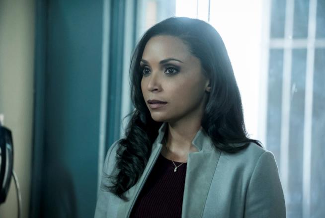 Danielle Nicolet interpreterà di nuovo Cecile Horton nella quinta stagione di The Flash Mezzobusto di Danielle Nicolet su sfondo nero