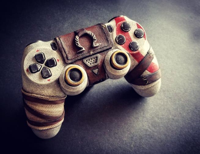 Ecco un controller PS4 personalizzato a tema God of War Il DualShock 4 di God of War visto da vicino