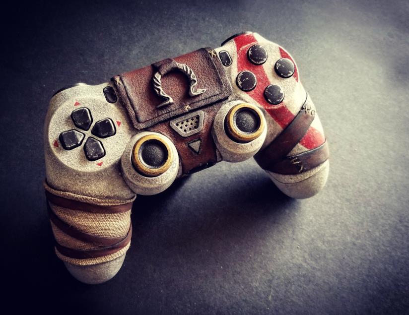 Ecco un controller PS4 personalizzato a tema God of War Il DualShock 4 di God of War visto da vicino