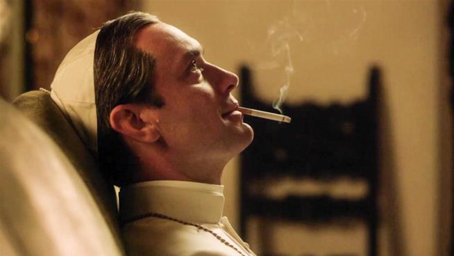 Il Papa di Paolo Sorrentino in The Young Pope Il Papa fumatore di Paolo Sorrentino in The Young Pope