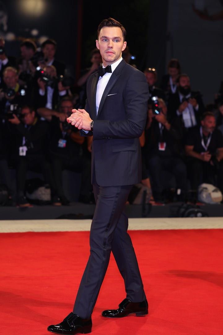 Tutte le star sul red carpet della seconda giornata di Venezia 75 Nicholas Hoult in smoking