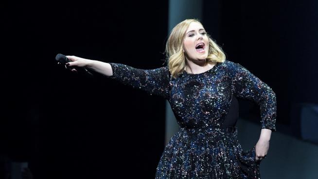 Adele canta la cover di un brano delle Spice Girls Primo piano di Adele
