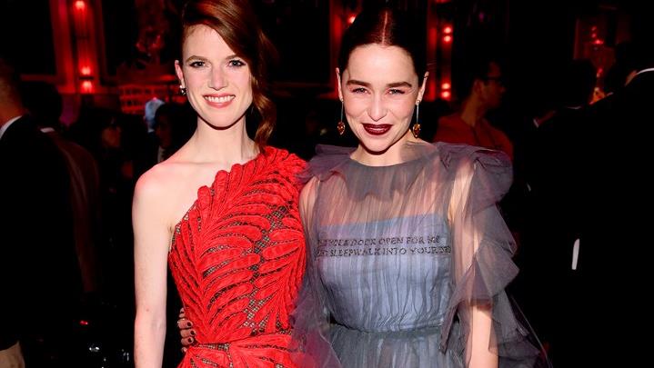 Emilia Clarke e Rose Leslie in vacanza insieme in India Emilia Clarke e Rose Leslie alla prima di Game of Thrones 8