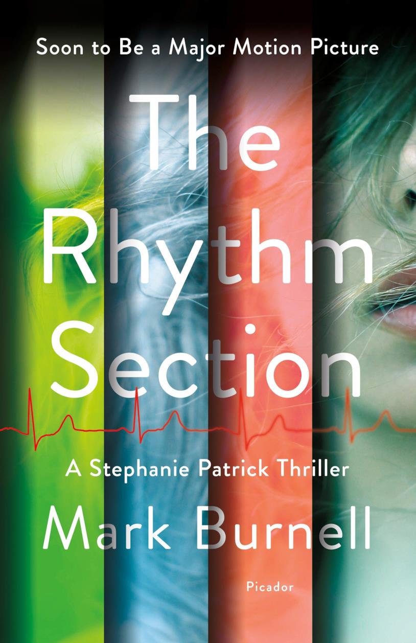 Il libro The Rhythm Section sarà un film, ecco il trailer La copertina del libro The Rhythm Section colorata con strisce verticali trasparenti (verde, blu, rossa)