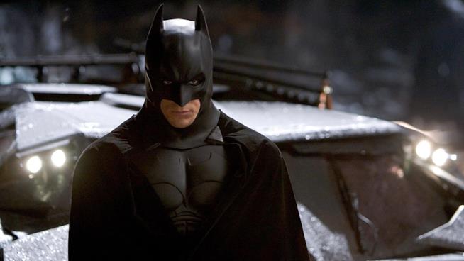 Il significato della paura in Batman Begins Christian Bale nei panni di Batman in una scena di Batman Begins