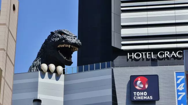 Apre in Giappone il primo store dedicato a Godzilla Godzilla fa capolino dalla cima del Toho Building