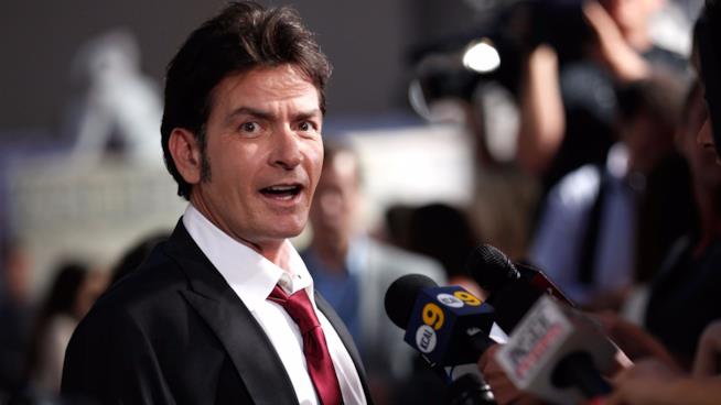 Charlie Sheen accusato di abusi sessuali sull'allora 13enne Corey Haim Charlien Sheen insieme ai giornalisti