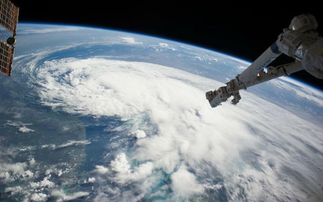 RemoveDEBRIS, il netturbino spaziale supera la fase di test La Terra vista dallo Spazio