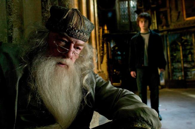 Albus Silente sarà apertamente gay nei film di Animali Fantastici Richard Harrys è Albus Silente in Harry Potter