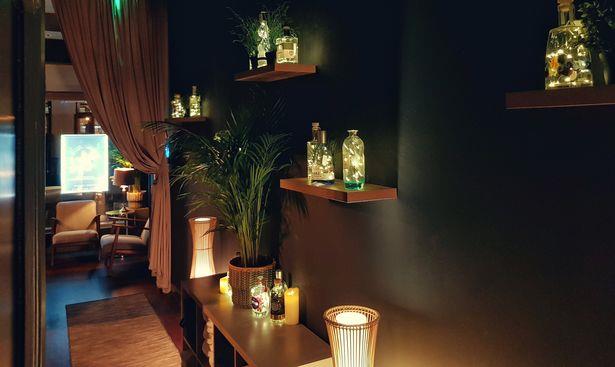 Interno di The Gin Spa a Glasgow, Scozia Primo piano di un corridoio di The Gin Spa a Glasgow, Scozia