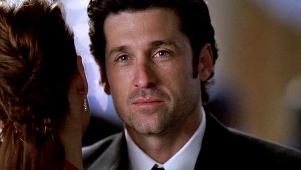 Il ballo e gli sguardi tra Derek e Meredith in Grey's Anatomy Derek guarda Meredith al ballo dell'ospedale