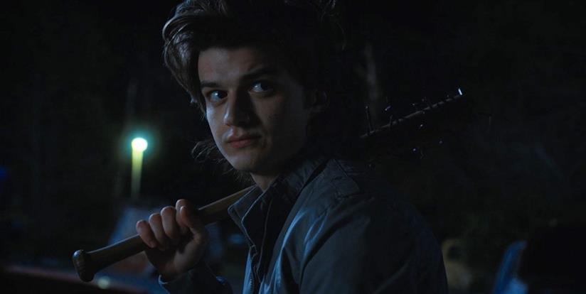 Joe Keery ha tinto i capelli di biondo e i fan hanno qualcosa da dire a riguardo Joe Keery in una scena di Stranger Things
