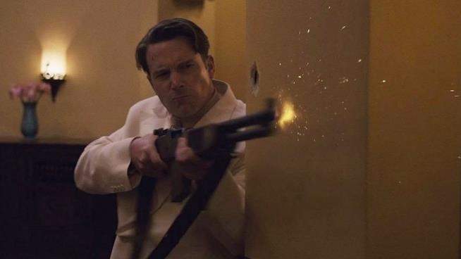 La Legge della Notte, il quarto film da regista di Ben Affleck Ben Affleck impegnato in un conflitto a fuoco in una scena del film