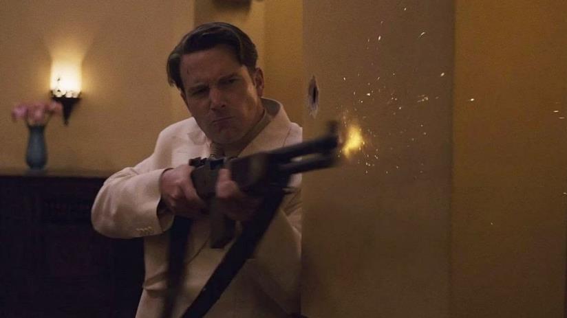 La Legge della Notte, il quarto film da regista di Ben Affleck Ben Affleck impegnato in un conflitto a fuoco in una scena del film