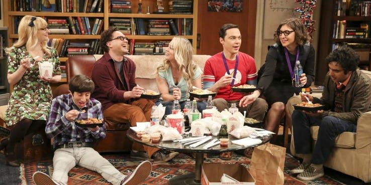 The Big Bang Theory, il finale omaggia il primo episodio Gli amici di The Big Bang Theory che parlano tra loro e mangiano cibo orientale