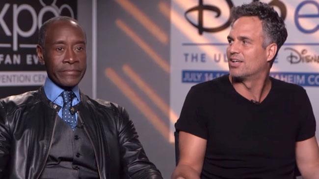 La fine di Avengers: Infinity War venne spoilerata da Mark Ruffalo nel 2017 Don Cheadle e Mark Ruffalo alla D23 Expo
