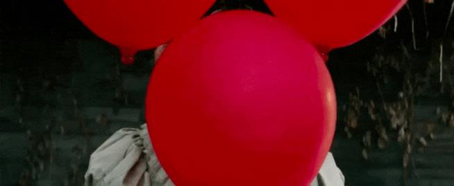 La nuova clip di IT presentata agli MTV Movie Awards è inquietante e spaventosa Pennywise in una scena di IT di Andy Muschietti