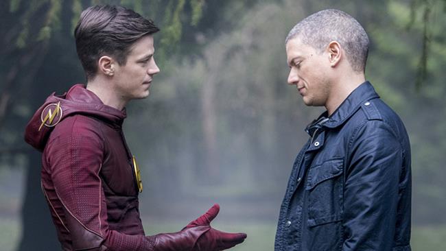 Addio a Captain Cold nell'Arrowverse Barry porge la mano a Snart