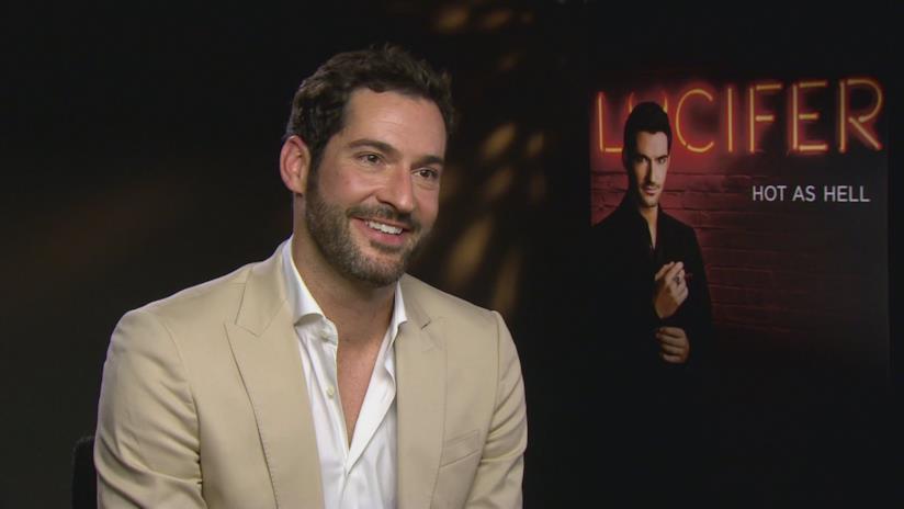 Tom Ellis può dormire sonni tranquilli: tornerà a essere Lucifer su Netflix Mezzobusto di Tom Ellis su sfondo pubblicitario di Lucifer