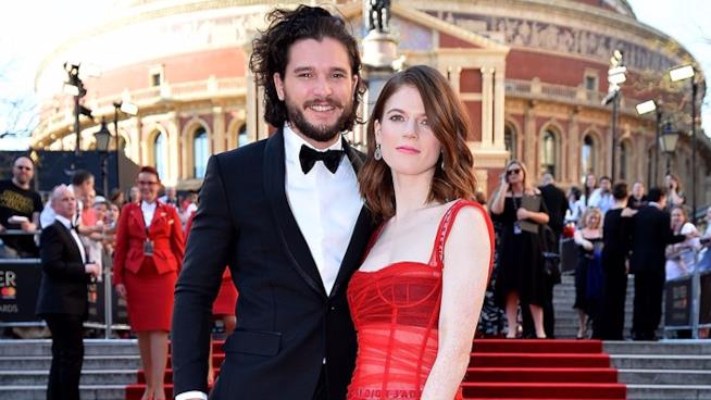 Kit Harington terrorizza Rose Leslie con un Pesce d'Aprile... molto ben riuscito! Kit Harington e Rose Leslie sul red carpet