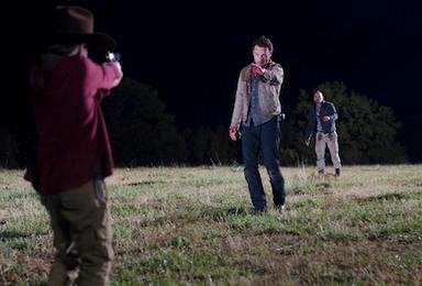 The Walking Dead: Carl mira a Shane The Walking Dead: Carl sta per sparare a Shane