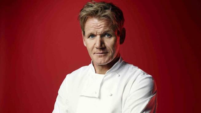 Gordon Ramsay assaggia la pizza vegana: le reazioni su Twitter sono esilaranti Gordon Ramsay è diventato vegano?
