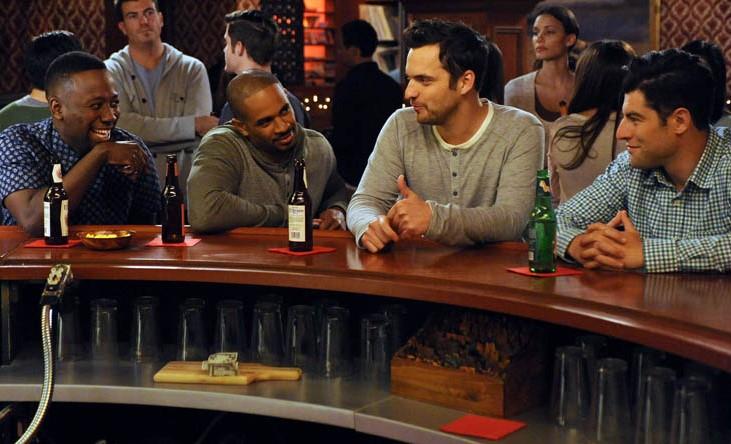 I ragazzi della serie TV New Girl si divertono nel loro pub preferito Schmidt, Nick, Coach e Wilson si riuniscono in un pub