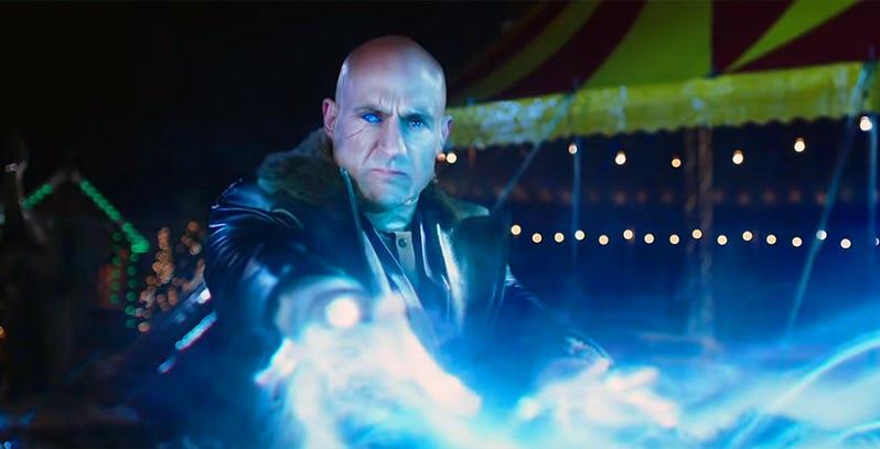Sivana possiede poteri conferitigli dalla Roccia dell'Eternità e dal mago Shazm? Mark Strong nei panni del Dr. Sivana che lancia fulmini dalle mani