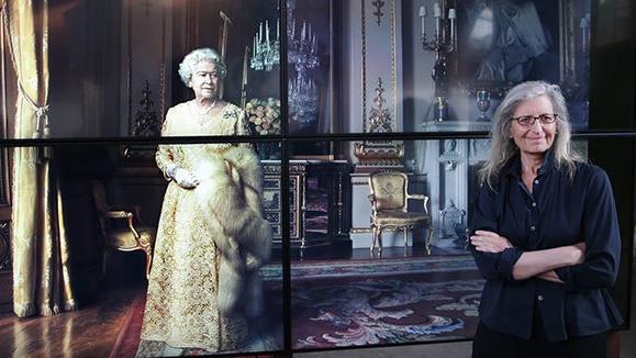 La mostra itinerante sulle donne di Annie Leibovitz Annie Leibovitz fotografata insieme ad una sua foto che ritrae la Regina Elisabetta