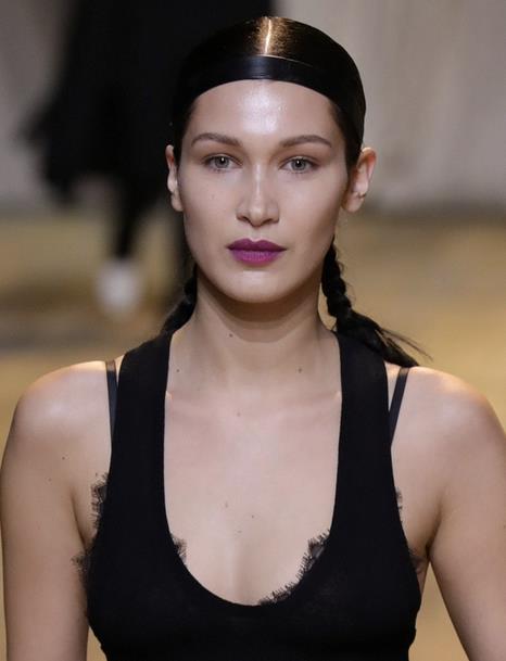 Bella Hadid all'H&M Fashion show Bella Hadid sfila all'H&M Fashion show sulla musica di The Weeknd