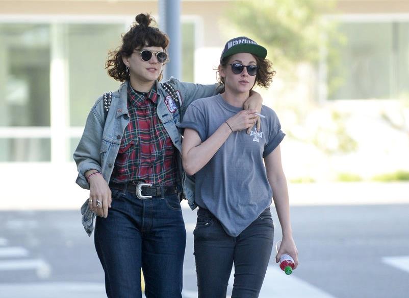 Kristen Stewart e Soko Kristen Stewart e Soko abbracciate