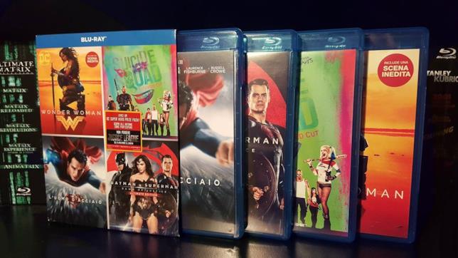 Un nostro scatto del DC 4 Movies Boxset di Warner Bros. Il cofanetto Blu-ray dedicato all'Universo Cinematografico DC Comics