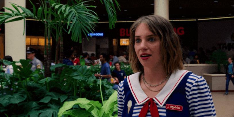 Robin decifra il codice in Stranger Things Robin di Stranger Things sorride al centro commerciale