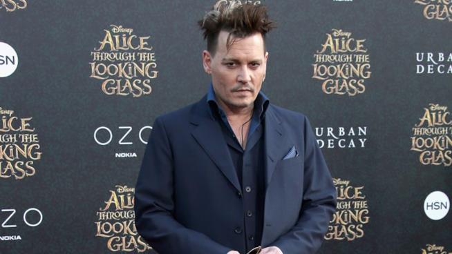 Gli ex manager contro Johnny Depp: non impara le battute dei film e ha un problema patologico coi soldi Johnny Depp alla prima di Alice Attraverso lo Specchio
