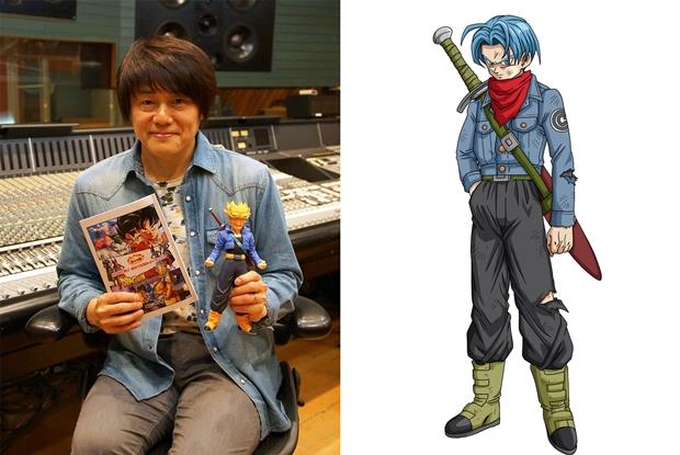 Takeshi Kusao (Trunks) Il seiyuu Takeshi Kusao posa con una modellino di Trunks